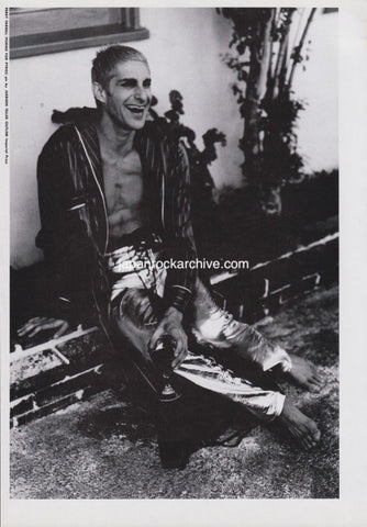 Perry Farrell 1994/02 Japanese music press cutting clipping - photo pinup - relaxing with wine